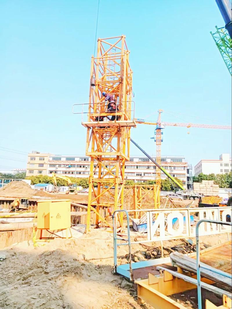 #塔吊生涯 本项目第三台塔吊安装中#塔机租赁 #工程机械设备